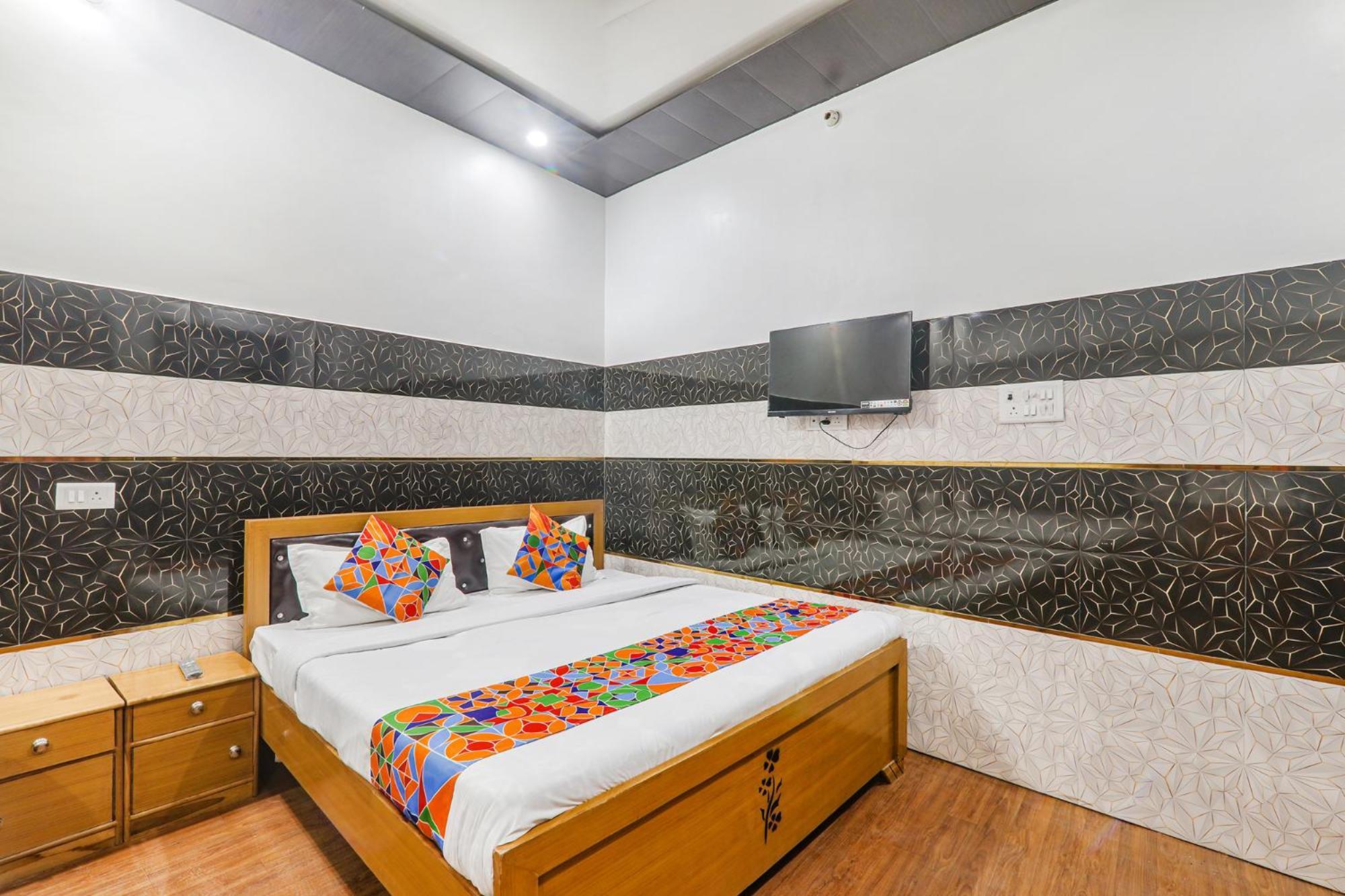 Fabexpress Milan Palace Ayodhya Exterior photo